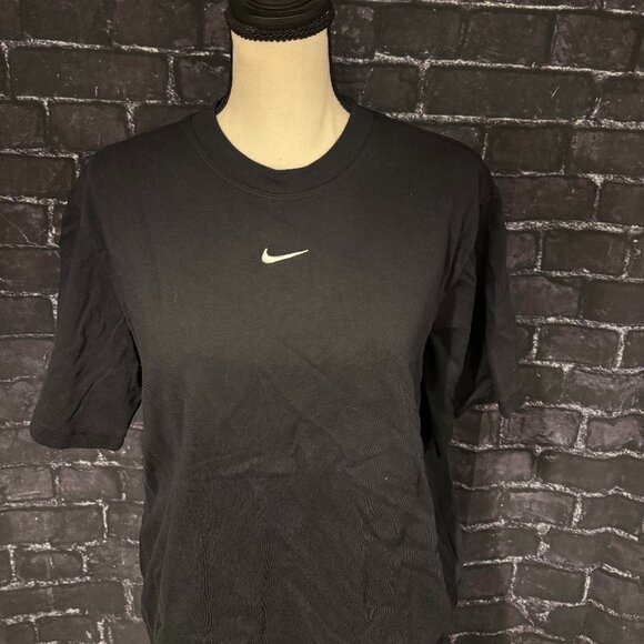 Women's Nike Black Sportwear T-Shirt Short Sleeve Size Small - Picture 1 of 2